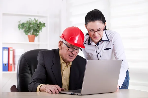 Engenheiros com laptop no escritório — Fotografia de Stock