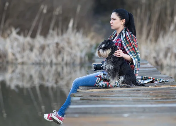 Дівчина з собакою на причалі — стокове фото