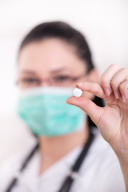 Kadın maskesi gösteren hap ile