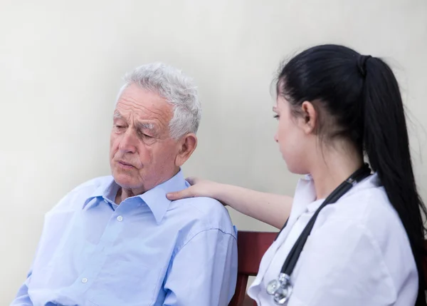 Senior man met verpleegkundige — Stockfoto