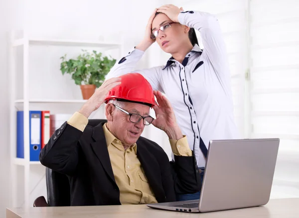 Ingenjörer har stora problem i office — Stockfoto