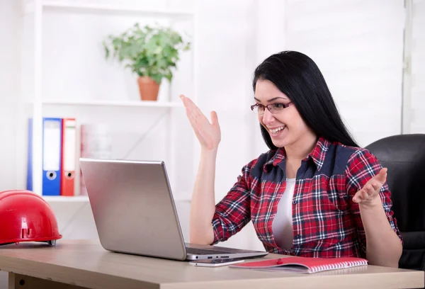 Ingénieur femme regardant ordinateur portable dans le bureau — Photo