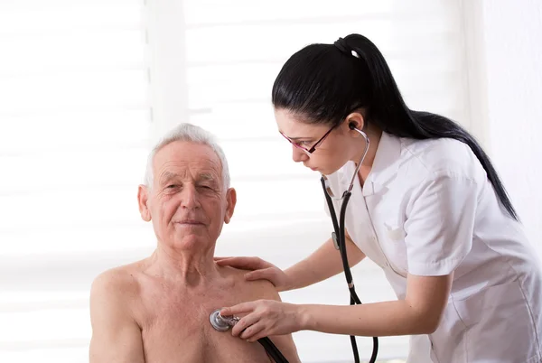 Äldre man på medicinsk undersökning — Stockfoto