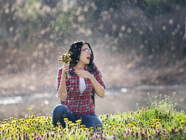 Girl sneezing on meadow — Stock Photo, Image