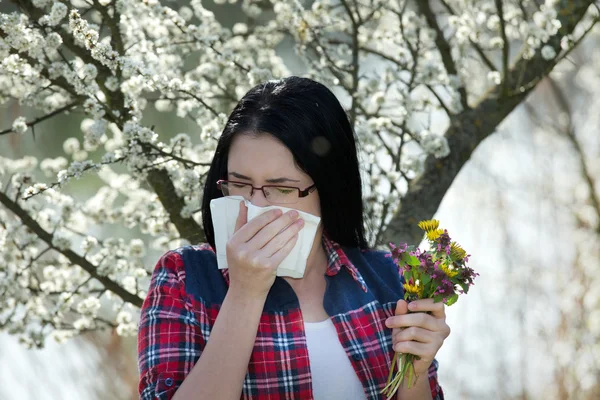 Chica que tiene alergia — Foto de Stock