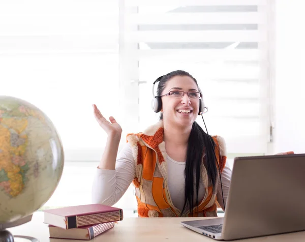 Menina estudante com laptop e heaphones — Fotografia de Stock