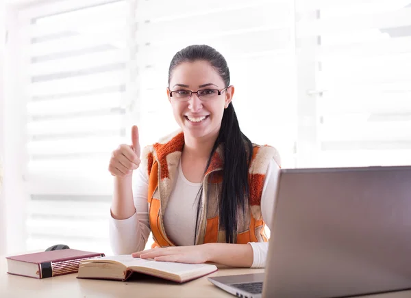 Studente ragazza con computer portatile e libri — Foto Stock