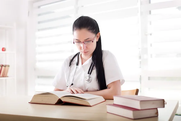 Medicine student learning in the office — Stock Photo, Image