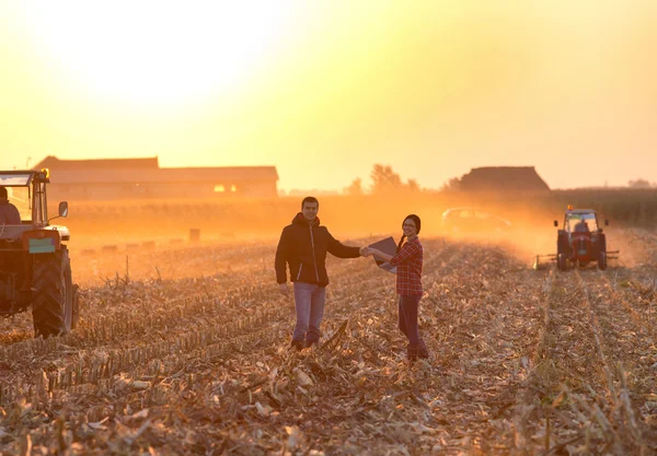 Hombre y mujer estrechando las manos en el campo —  Fotos de Stock