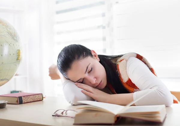 Student tjej sova över böcker på skrivbord — Stockfoto