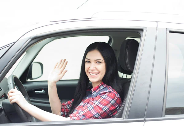 Femme souriante voiture de conduite — Photo