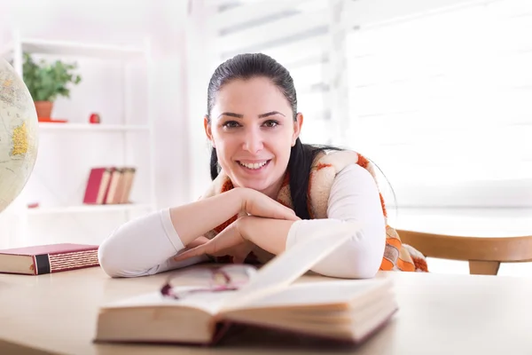 Student tjej studera från böcker — Stockfoto