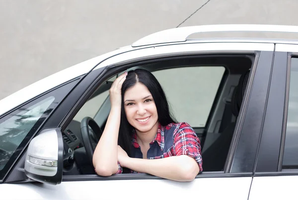 Mujer bonita en el coche — Foto de Stock