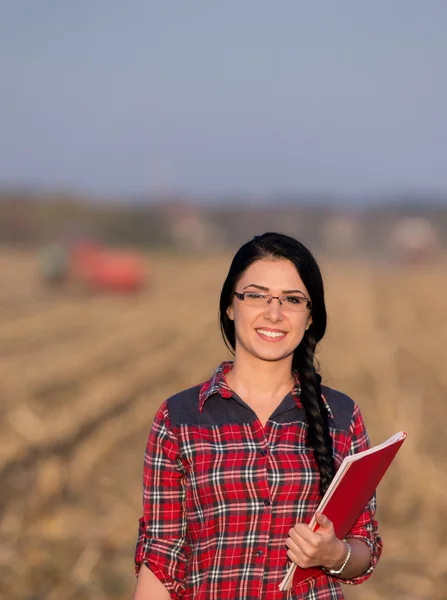 Mulher agricultora no campo — Fotografia de Stock