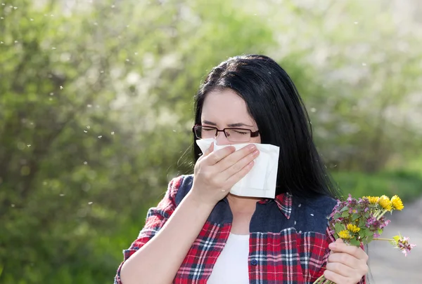 Chica que tiene alergia — Foto de Stock