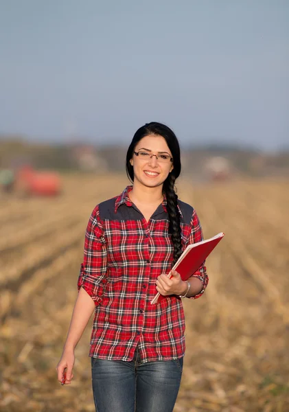 Женщина-фермер на поле — стоковое фото