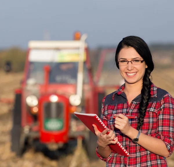 Mujer agricultora en el campo —  Fotos de Stock