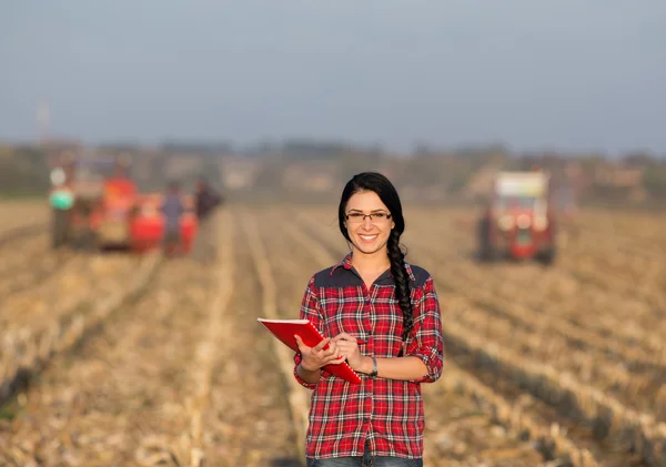 Boer vrouw op veld — Stockfoto