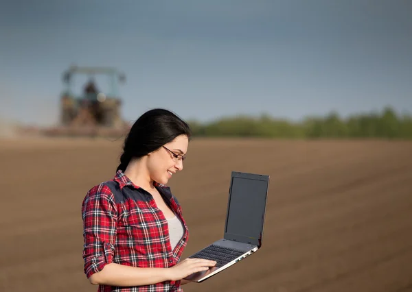 Bäuerin mit Laptop auf dem Feld — Stockfoto