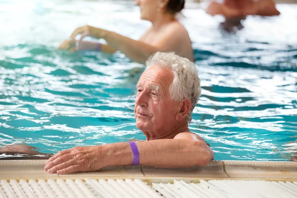 Viejo en la piscina — Foto de Stock