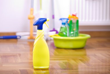 Sprey şişe yere temizlik için