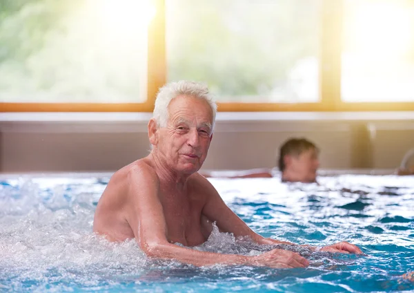 Viejo en jacuzzi — Foto de Stock