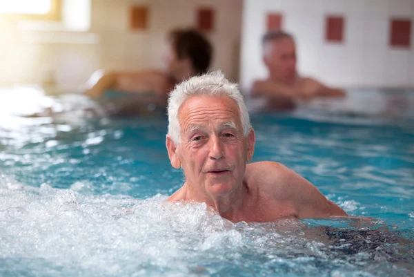 Starý muž v jacuzzi — Stock fotografie