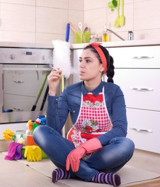 Temizlikçi kadın mutfakta Sigara İçilmeyen