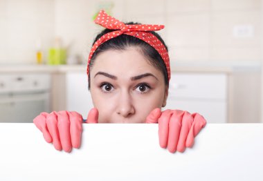 Temizlikçi kadın ile beyaz tahta