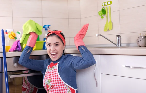 Emocionado señora de la limpieza en la cocina —  Fotos de Stock