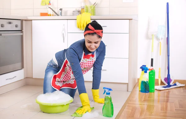女人清洗厨房地板 — 图库照片