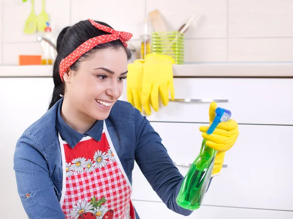 Frau blickt zufrieden auf Sprühflasche — Stockfoto