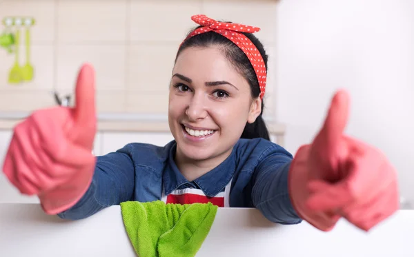 Pulizia signora mostrando pollici in su — Foto Stock