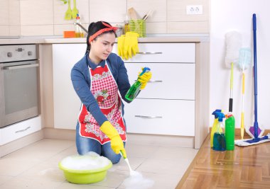kadın temizlik mutfak kat