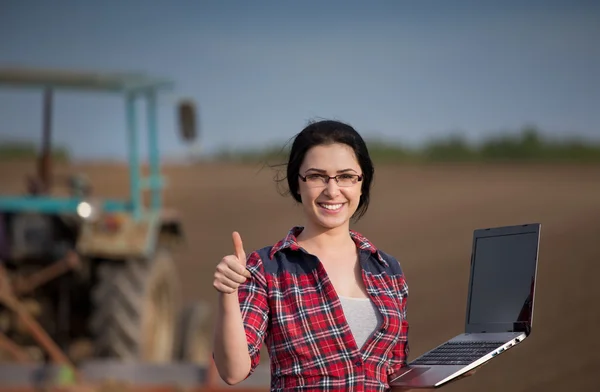 Mujer mostrando pulgar hacia arriba en el campo —  Fotos de Stock