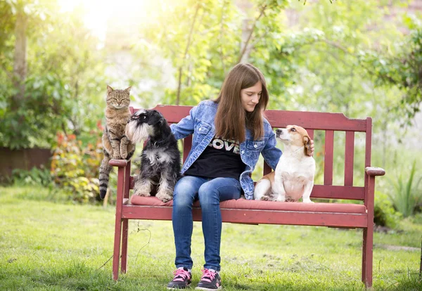 Дівчина з домашніми тваринами в парку — стокове фото