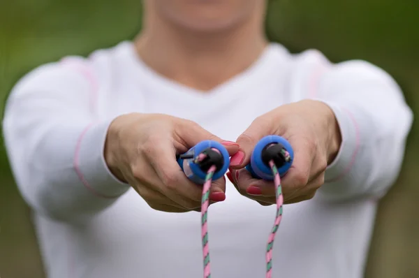 Mujer con cuerda para saltar — Foto de Stock