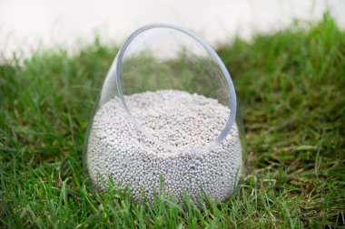 Çimenlerin üzerinde Mineral gübreler