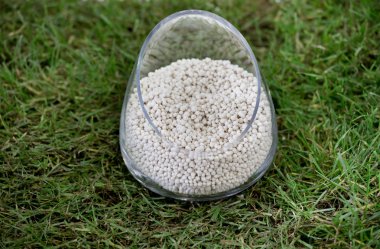 Çimenlerin üzerinde Mineral gübreler