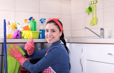 Temizlikçi kadın silme fırın