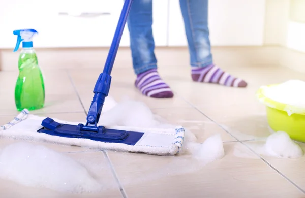 Donna Mopping Cucina Pavimento — Foto Stock