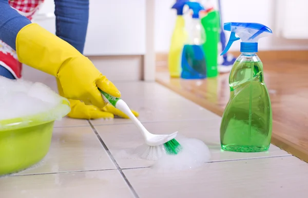 Mujer limpieza cocina piso — Foto de Stock