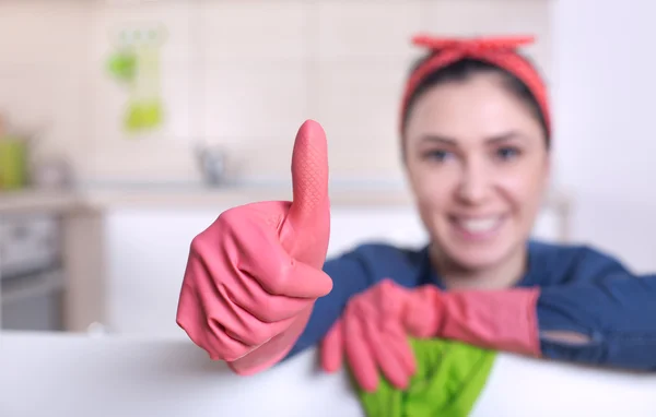 Limpeza senhora mostrando polegar para cima — Fotografia de Stock