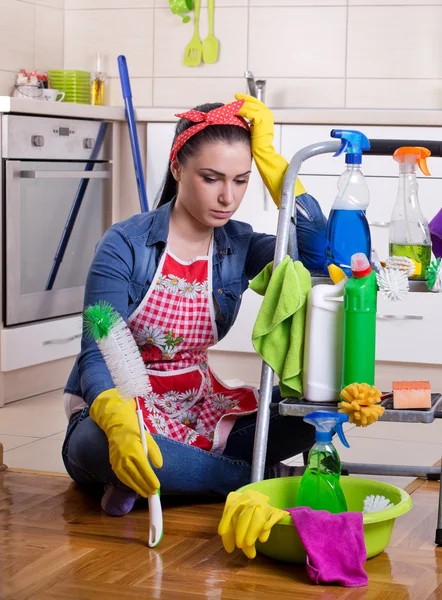 Cansada e infeliz senhora da limpeza — Fotografia de Stock
