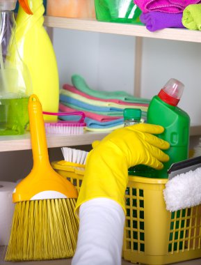 Kadın temizlik araçları kilerde depolama 