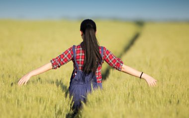 Buğday alanında mutlu çiftçi kız