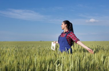 Buğday alanında mutlu çiftçi kız