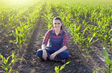 Mısır alanında çiftçi kız