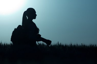 Günbatımı Fotoğraf makinesi kızla