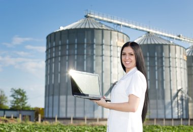 Silo önünde kadın Ziraat Mühendisi